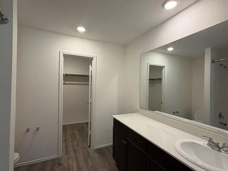 405 Laurenbrooke Dr — Photo 4