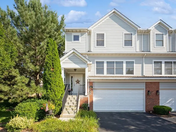 9031 Falcon Greens Dr, Crystal Lake, IL 60014