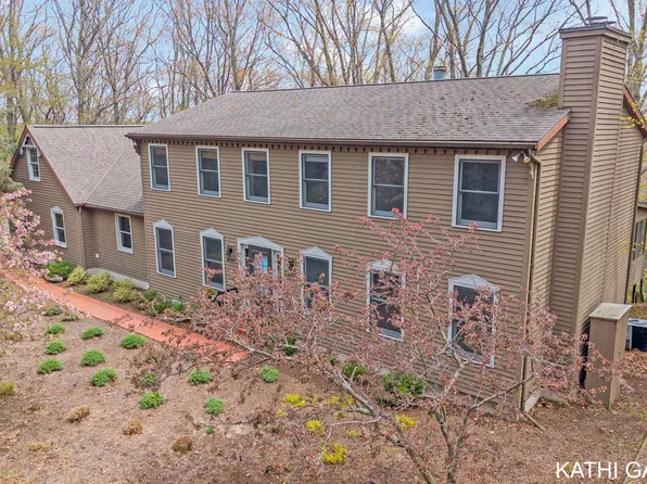 313 Stickney Ridge Rd, Grand Haven, MI 49417