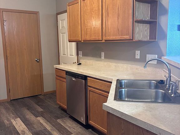 4th image of 2829 N Broadway