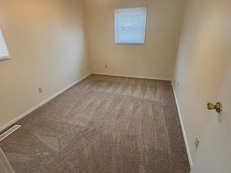 3504 Oakview Dr — Photo 12