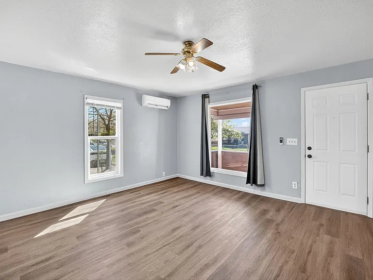 709 E Kiernan Ave — Photo 5