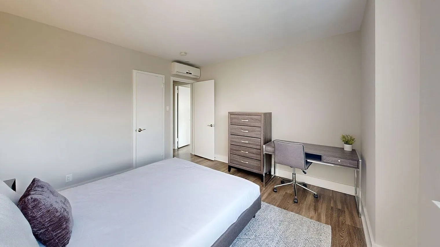 2 bed, 1.0 bath, 871 sqft, $1,916 — Photo 4