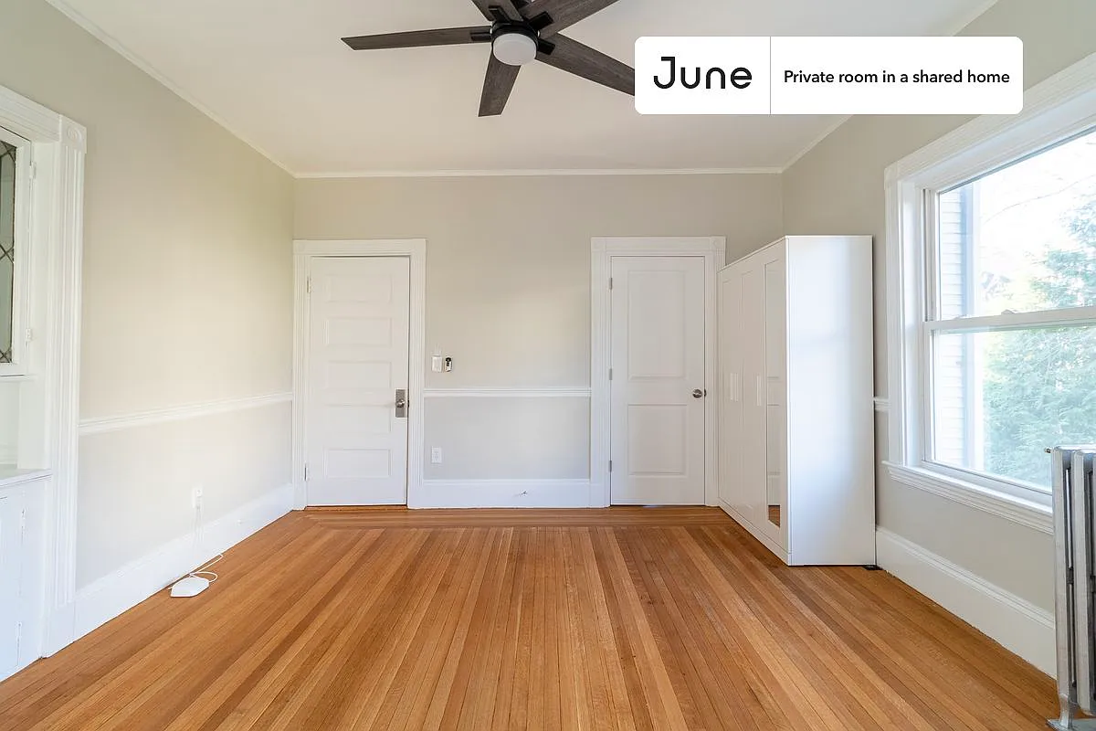 Queen bedroom in 5 bed/2 bath home in Brookline #1801 E — Photo 4
