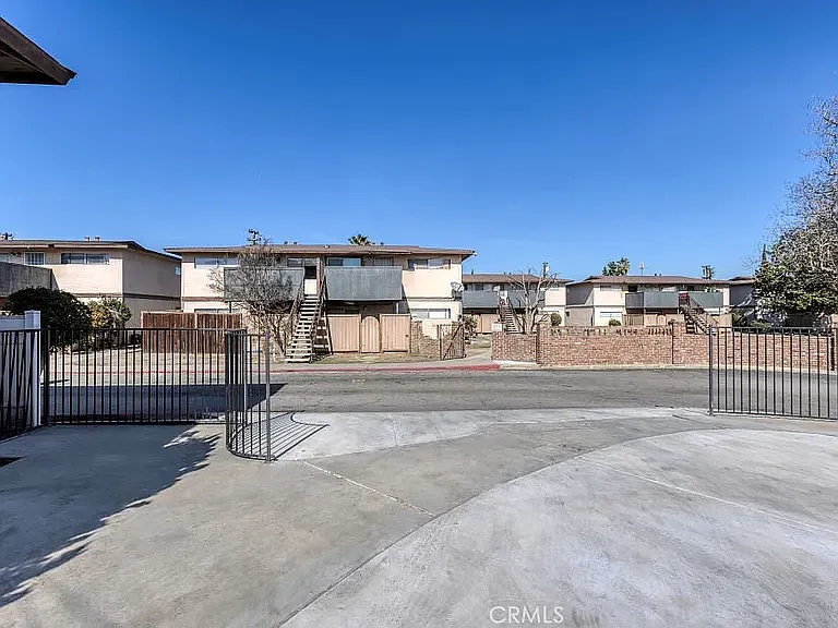 Chateau Villa Apartments — Photo 10