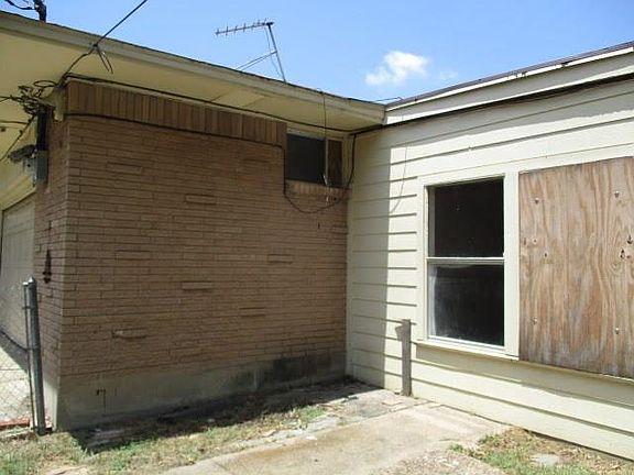 3rd image of 2404 Southwood Dr