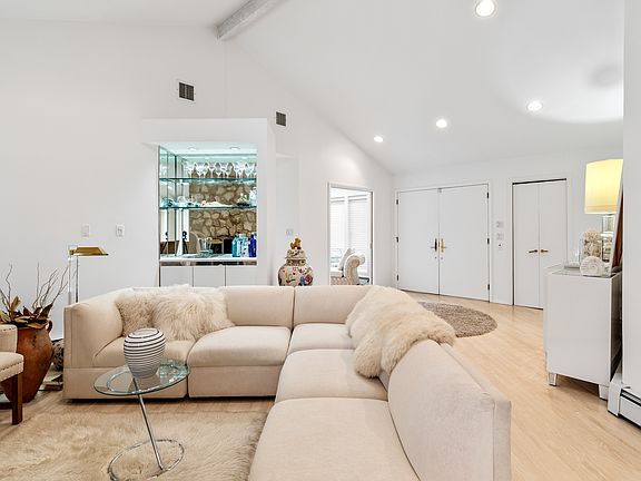 5th image of 82 Wooleys Dr