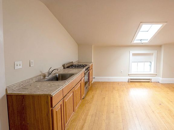 3rd image of 52 Carleton St #4