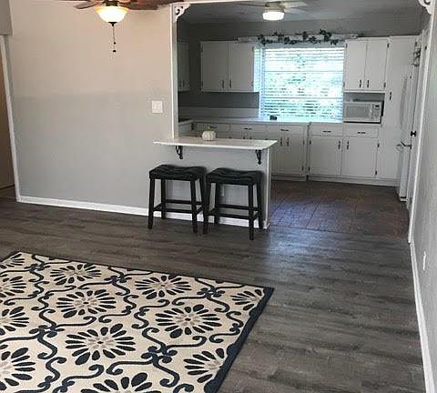 Living room - Looking into the kitchen