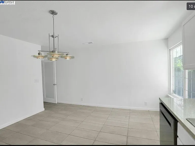 1146 Lewis Ave — Photo 4