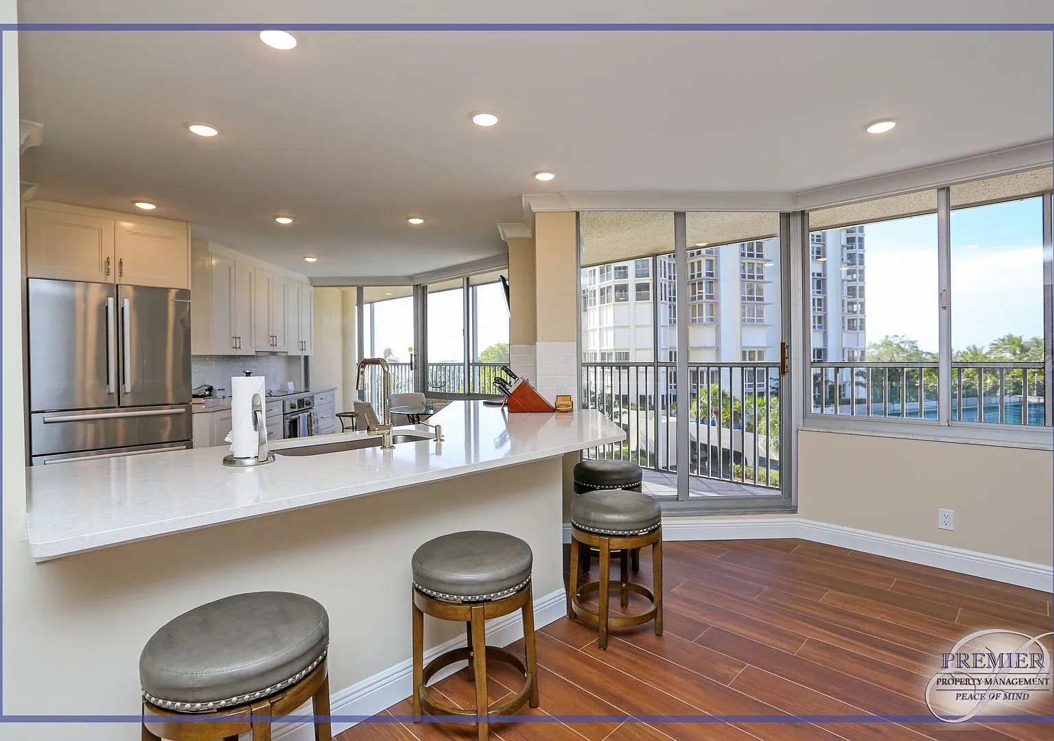 ** The Savoy Park Shore Luxury ** Beautiful Updated 2-Bedrooms Plus A Den\2 Bath Modern Piece Of ... — Photo 4
