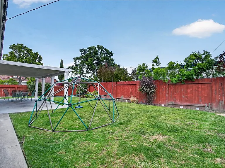 2730 S Poplar St — Photo 24