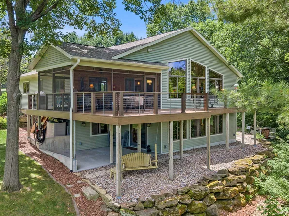 S1501 Canary Ct, La Valle, WI 53941