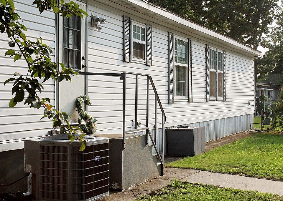1st image of 536 Curvebrook St SE