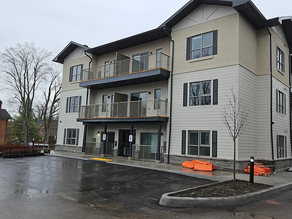 369 Hunter St W