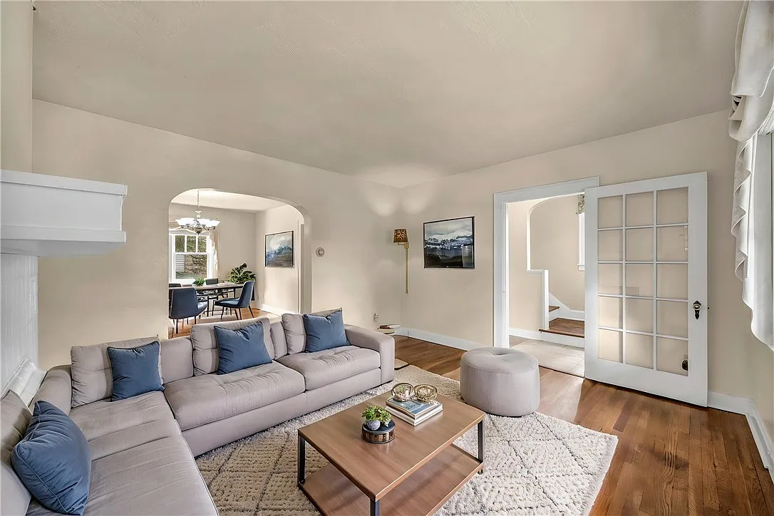 4 bed, $2,200 — Photo 2