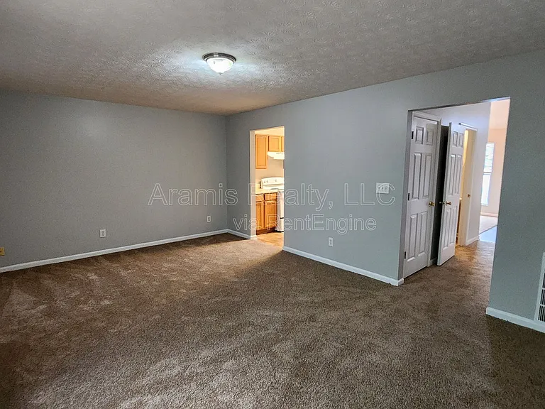 5749 Strathmoor Manor Cir — Photo 5