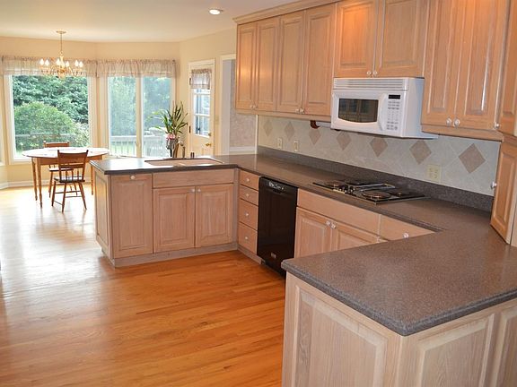 5th image of 338 Jesselin Dr