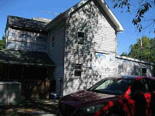 3rd image of 405 Main St