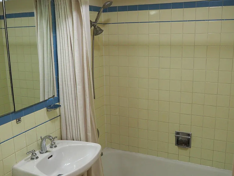 Bathroom
Hot water
Lots of water pressure