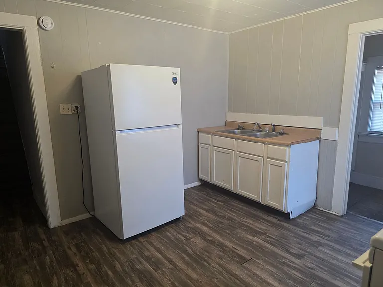 1221 Ford St — Photo 2