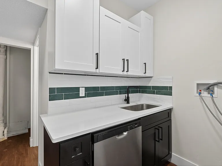 306 12th Ave NE #1 — Photo 17