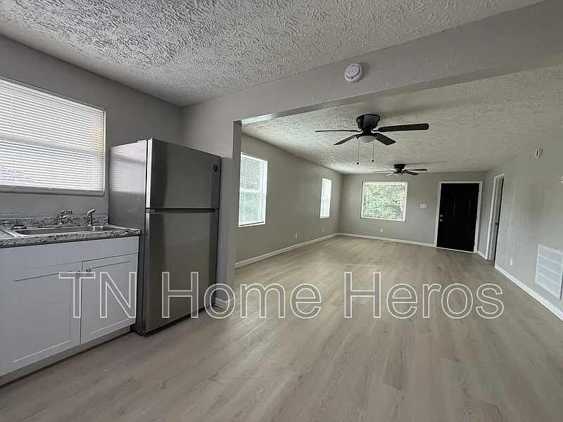 3 bed, 1.0 bath, 900 sqft, $1,800 — Photo 2