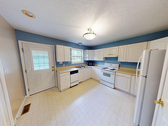 4th image of 35 Cardinal Dr