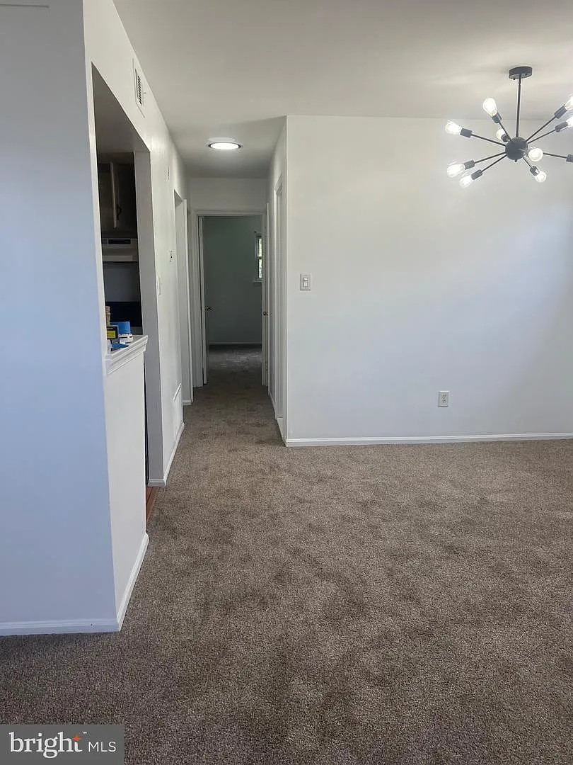 2 bed, 1.0 bath, 2016 sqft, $1,875 — Photo 2