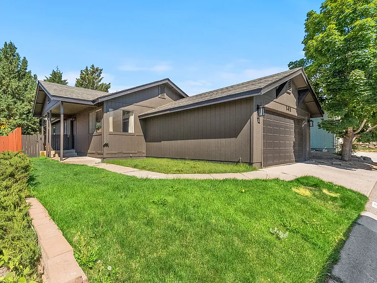 145 Summerset Dr — Photo 1