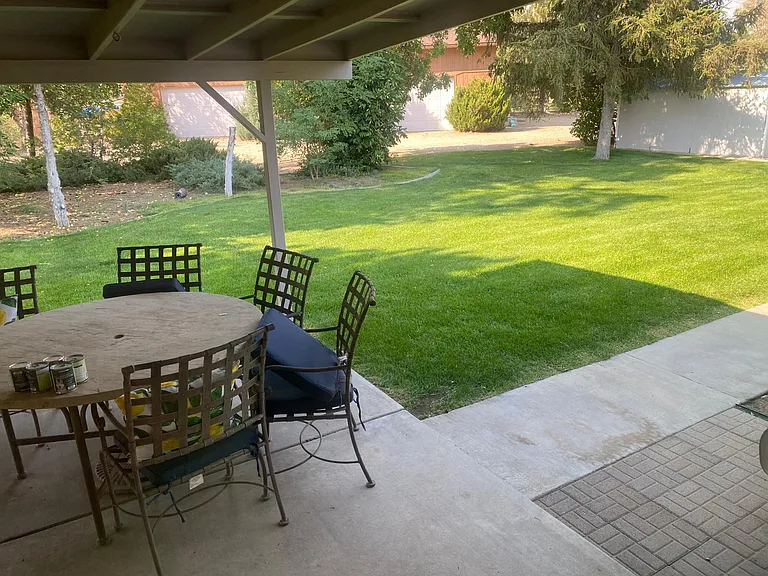 915 Margaret Dr — Photo 4