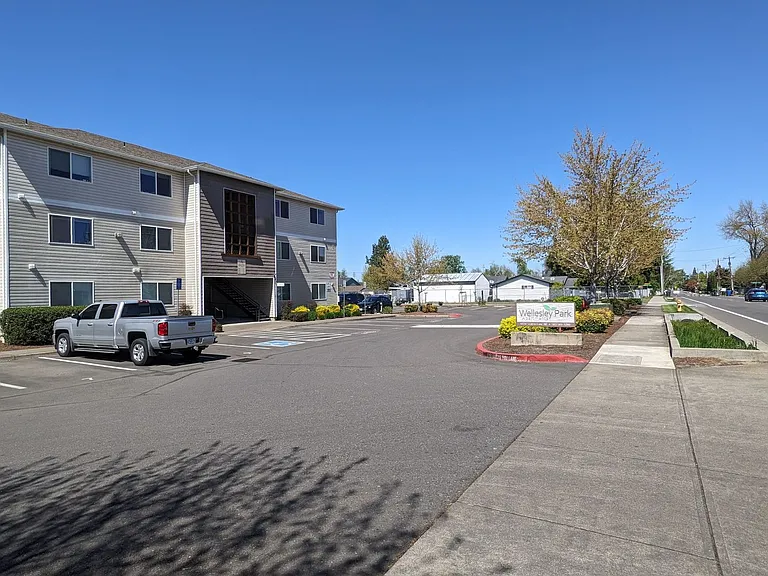 Wellesley Park Apartments — Photo 28