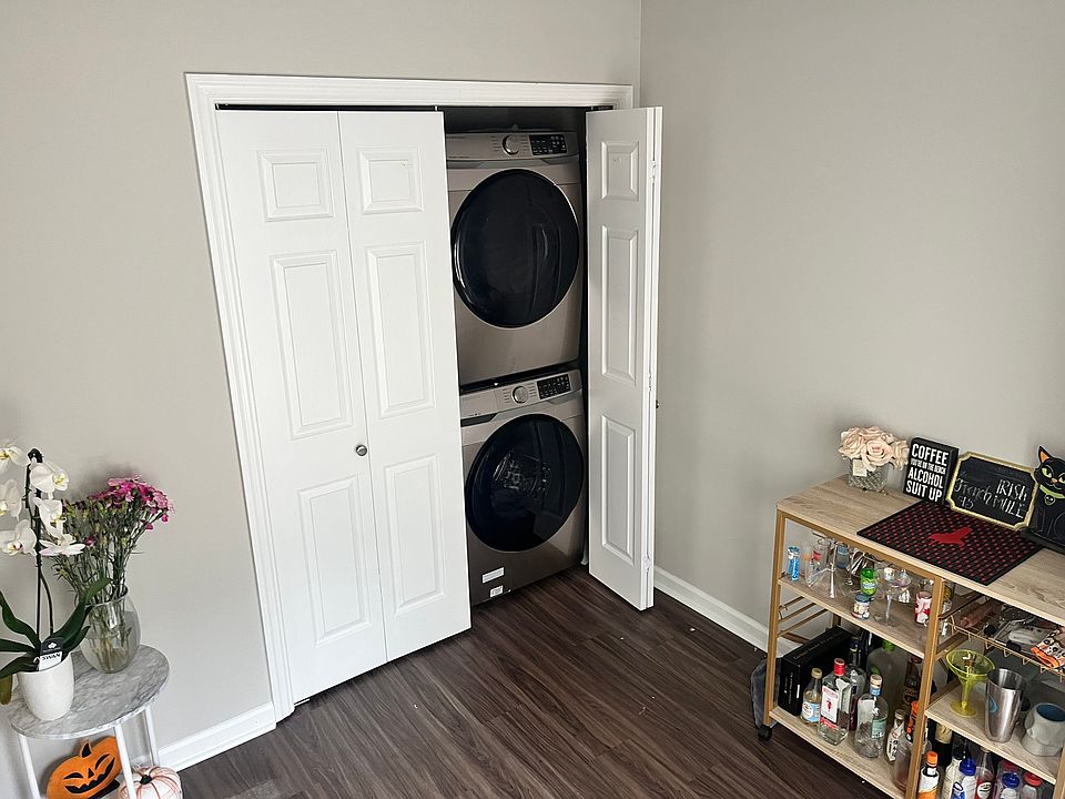 Deck entry / in-unit Washer + Dryer