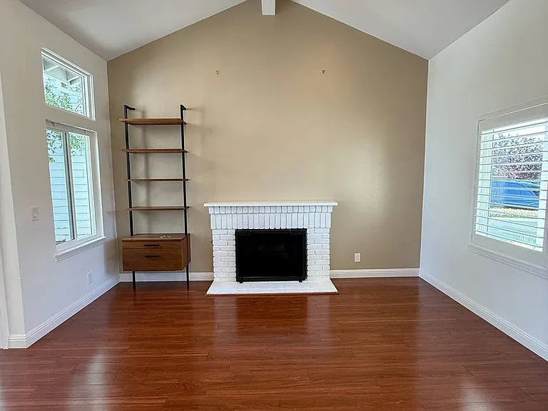 704 Newport Cir — Photo 3