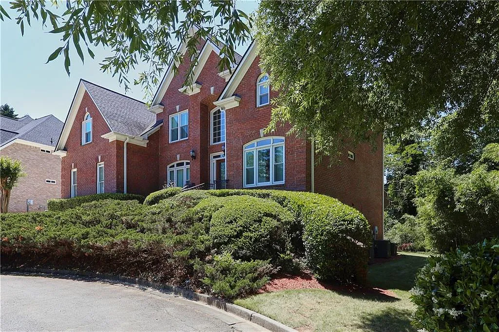 7 bed, 5.0 bath, 6189 sqft, $5,500 — Photo 4