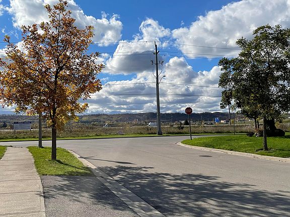 3rd image of 6 Raintree Dr