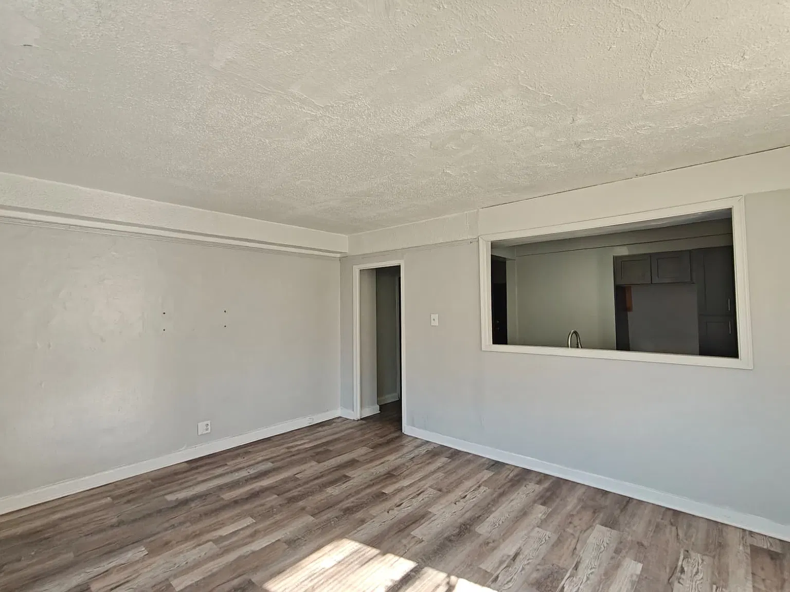 Beautiful Apartment Available Now! — Photo 3