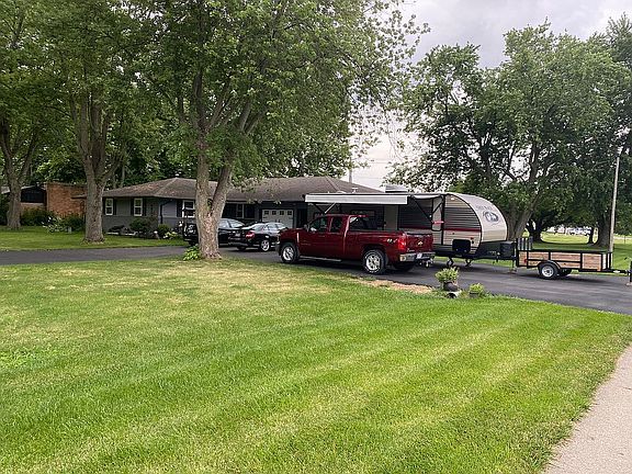 2nd image of 305 Floral Acres Dr