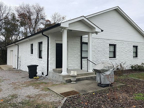 Shop with 1k sq ft apartment