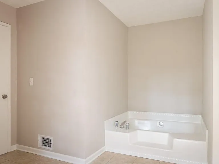 401 Freshman Dr — Photo 17