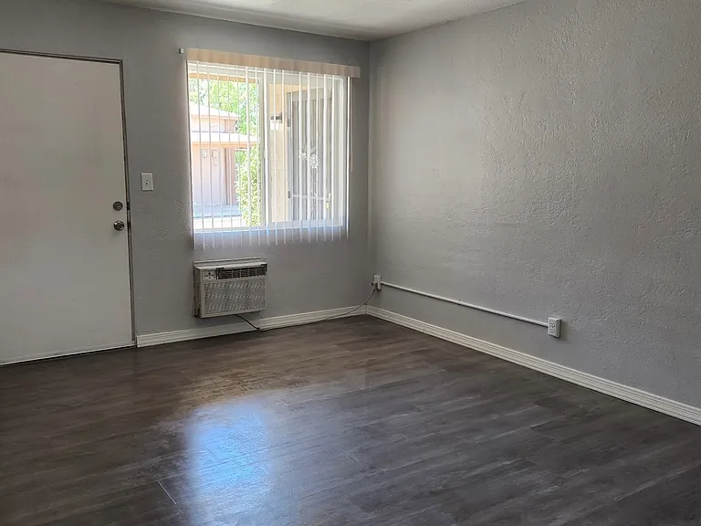 2645 W Morten Ave — Photo 3