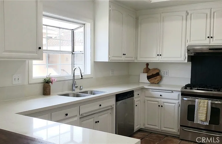 215 Knox St — Photo 17