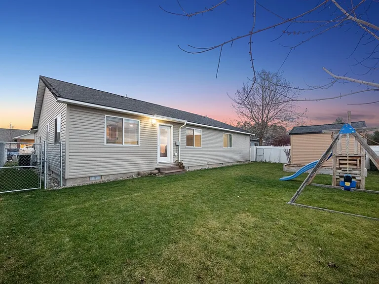 1705 E Glacier St — Photo 2