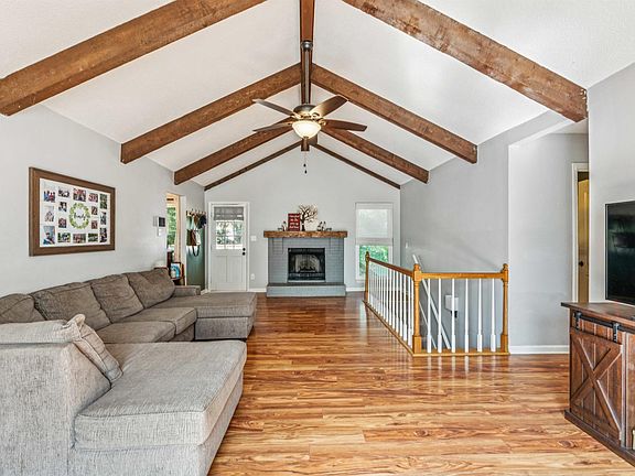 3rd image of 2566 Redwood Ln