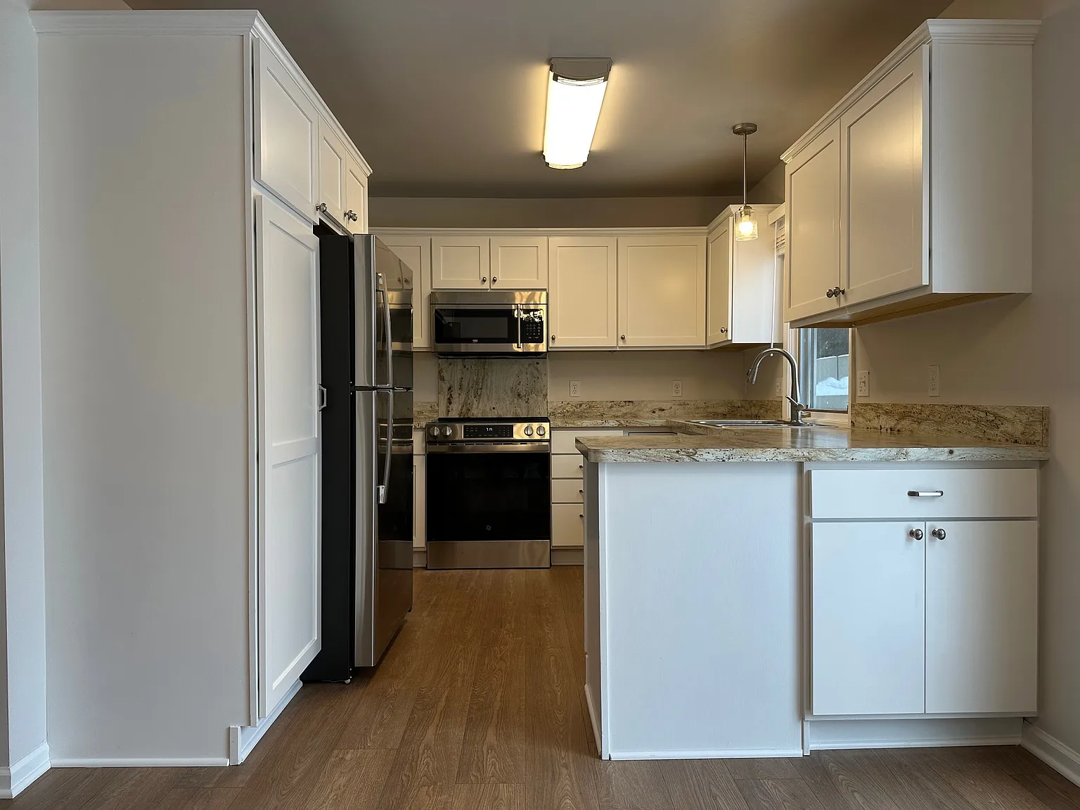 3 bed, 2.5 bath, 2400 sqft, $2,300 — Photo 3