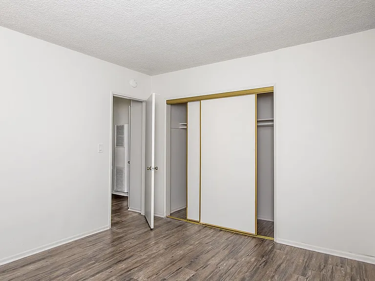367 W Lexington Dr — Photo 16