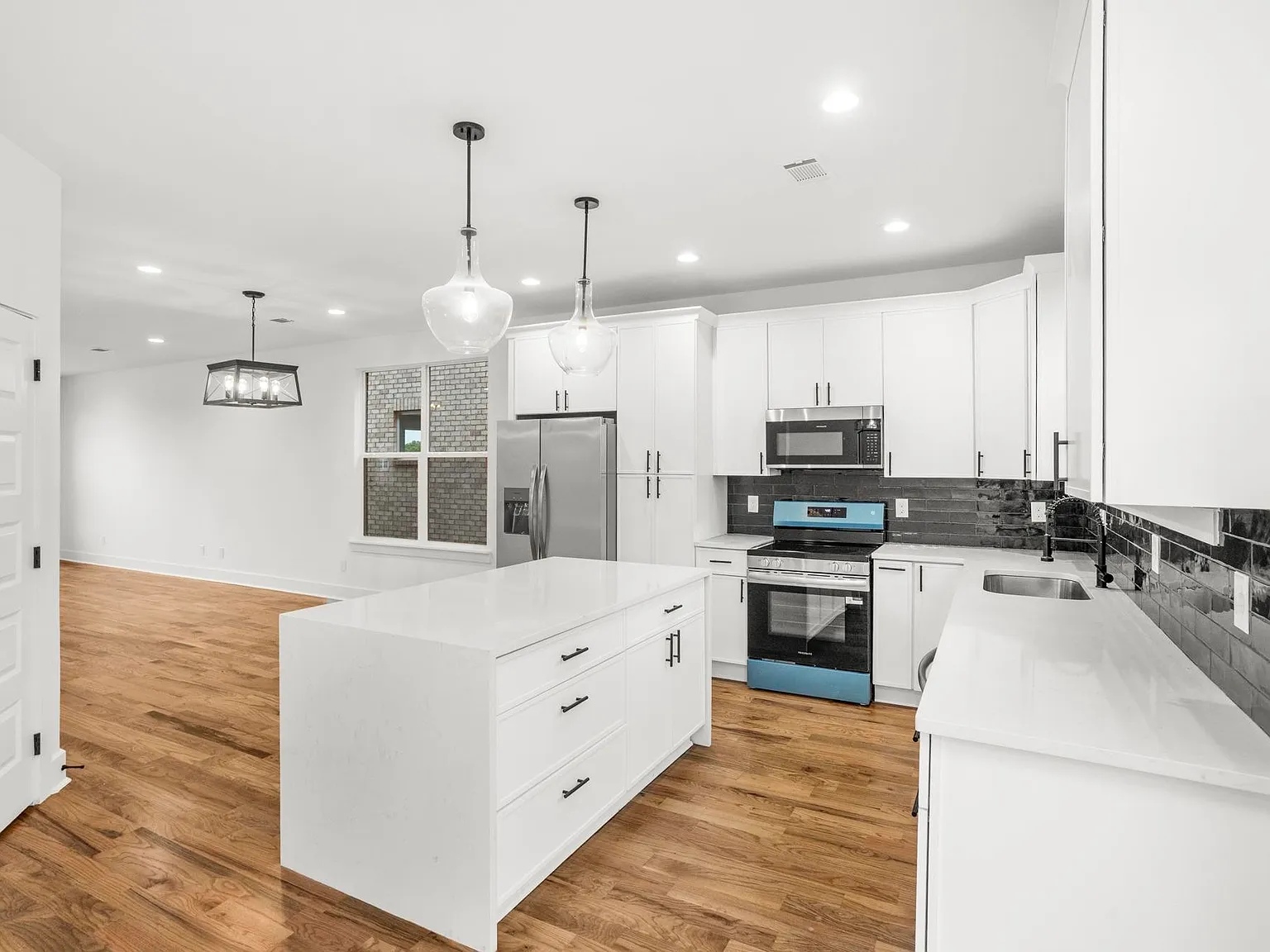3 bed, 2.5 bath, 1871 sqft, $2,350 — Photo 3