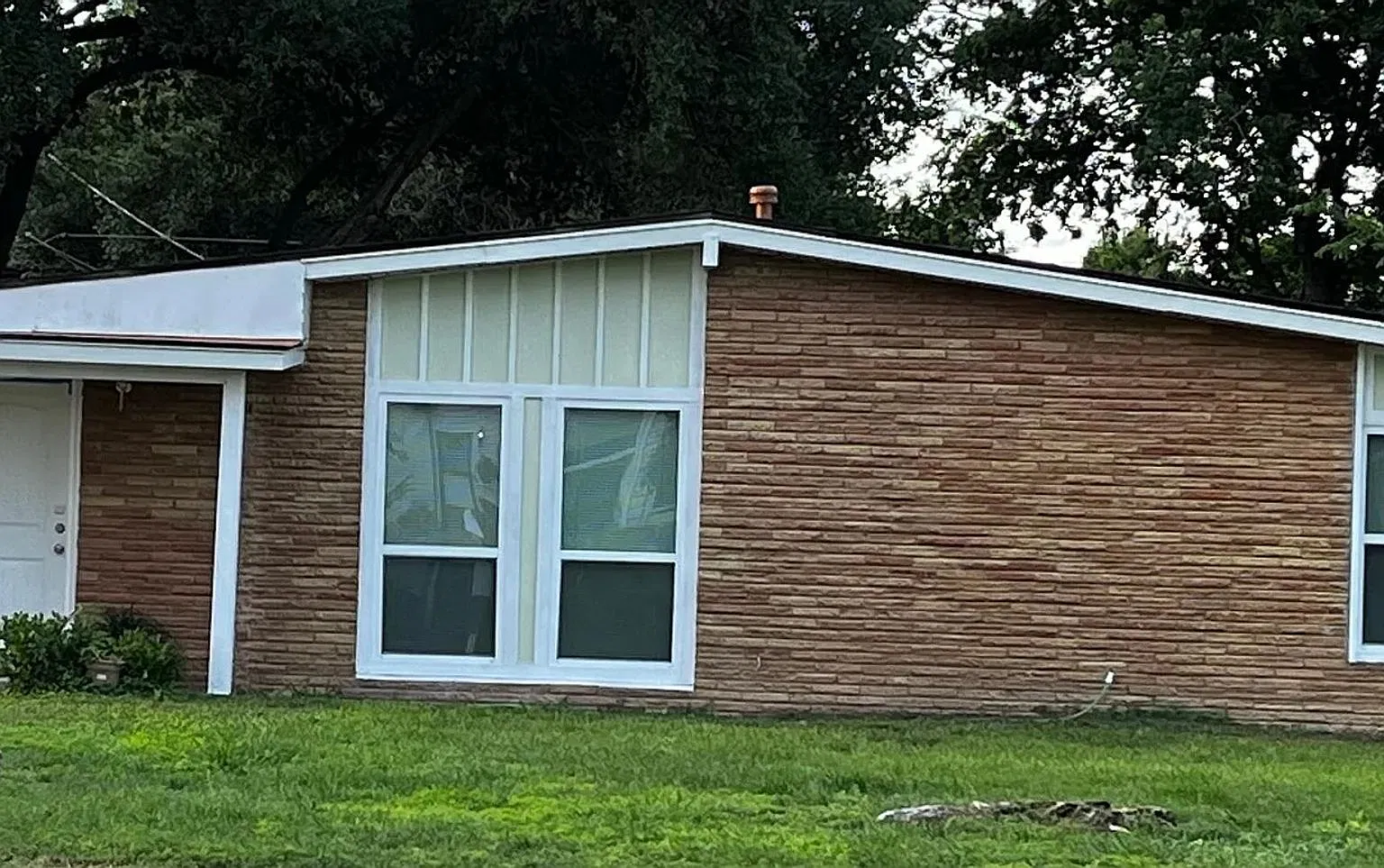 Room in 3 Bedroom Home in San Antonio — Photo 1