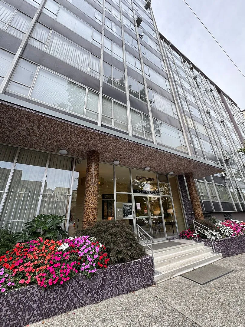 Sutton Place Condo in the heart of vibrant First Hill Water, sewer, garbage, and heating included! — Photo 1