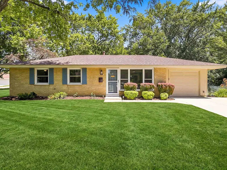924 Bradford Ln — Photo 1